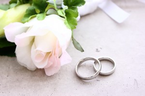 結婚指輪と花の写真