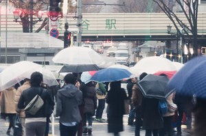 浮気調査の探偵が行う尾行の方法は徒歩、電車、車など