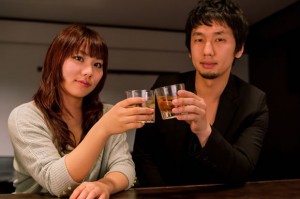 お酒を飲む男女