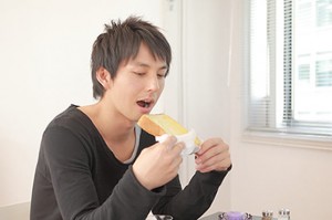 男性が独りで食事をしている