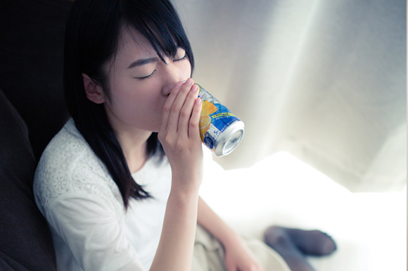 お酒を飲む女性